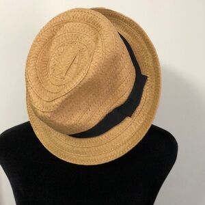 Straw hat with black small bow